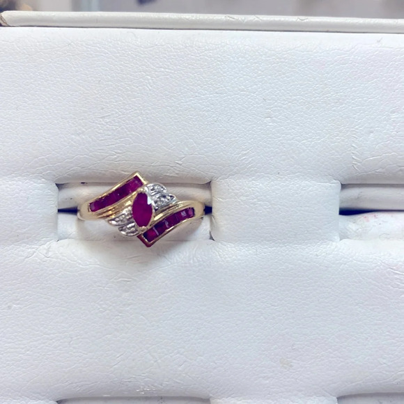 433122 10k yellow gold Ruby ring